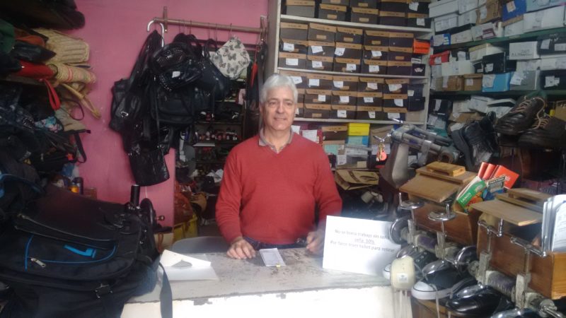 Horacio, el zapatero inclaudicable de Lanús Oeste - La Unión de Lanús