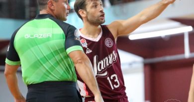 Lanús venció a Los Indios, en un partido que se jugó en dos estadios Lanús venció a Los Indios, en un partido que se jugó en dos estadios