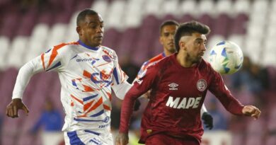 Los equipos argentinos esperan definir rivales en la Copa Sudamericana. Posibles cruces y fechas clave hacia una final celeste y blanca en noviembre.