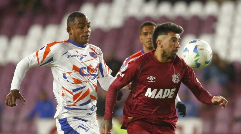 Los equipos argentinos esperan definir rivales en la Copa Sudamericana. Posibles cruces y fechas clave hacia una final celeste y blanca en noviembre.