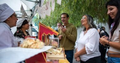 Julián Álvarez recorrió la Expo “Sabores de mi Tierra” en el Centro Cultural Leonardo Favio