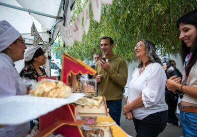 Julián Álvarez recorrió la Expo “Sabores de mi Tierra” en el Centro Cultural Leonardo Favio