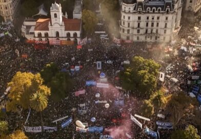 Masiva marcha universitaria contra Milei: “Cumplan la ley y no hipotequen el futuro”