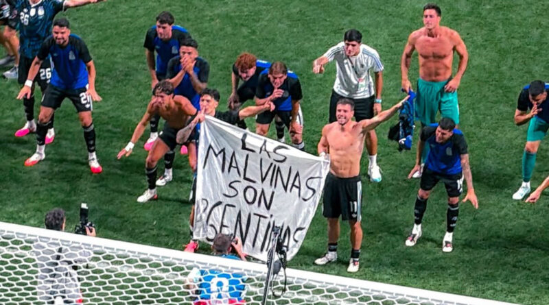 ¡A la final! Argentina derrotó a los ingleses invasores con la bandera de Malvinas, a pesar de que a la FIFA, Estados Unidos y Milei no les guste