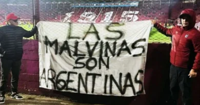 Causa Malvinas: la hinchada de Cienciano desplegó una bandera en apoyo a la soberanía argentina en la Copa Sudamericana