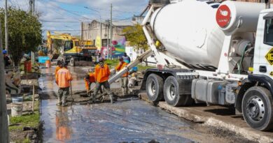 Julián Álvarez supervisó obras de pavimentación en Villa Obrera