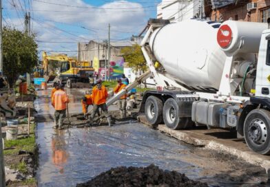 Julián Álvarez supervisó obras de pavimentación en Villa Obrera