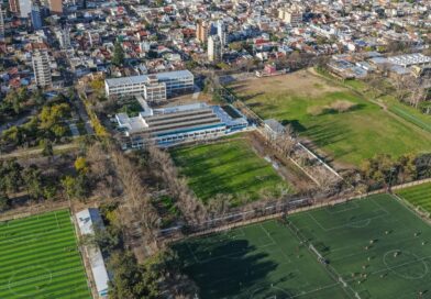Lanús Gobierno construyó un nuevo campo de deportes en la Escuela Kennedy