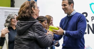 Julián Álvarez entregó anteojos a más de 300 estudiantes de escuelas primarias de adultos del distrito