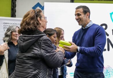 Julián Álvarez entregó anteojos a más de 300 estudiantes de escuelas primarias de adultos del distrito