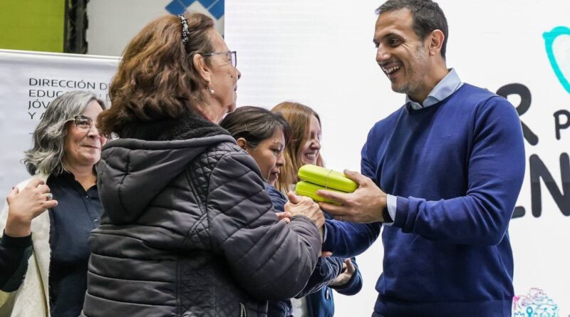 Julián Álvarez entregó anteojos a más de 300 estudiantes de escuelas primarias de adultos del distrito