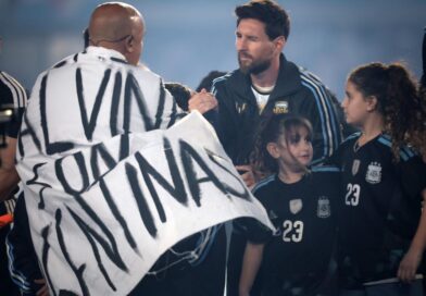 Con el orgullo malvinense como estandarte: la emotiva interpretación del Himno en la despedida de Lionel Messi