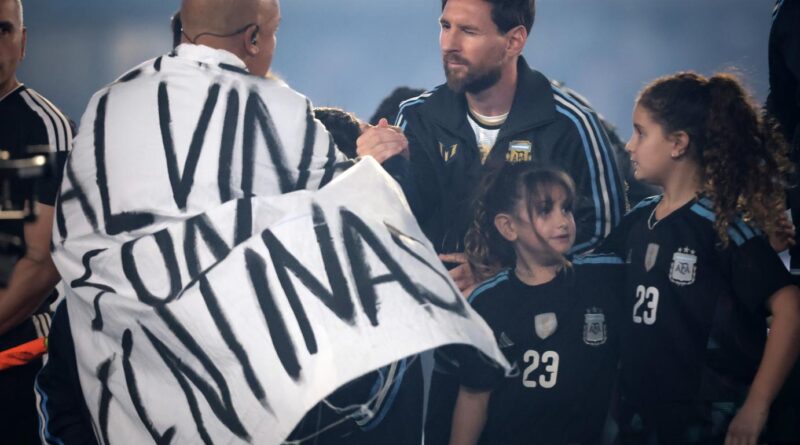 Con el orgullo malvinense como estandarte: la emotiva interpretación del Himno en la despedida de Lionel Messi