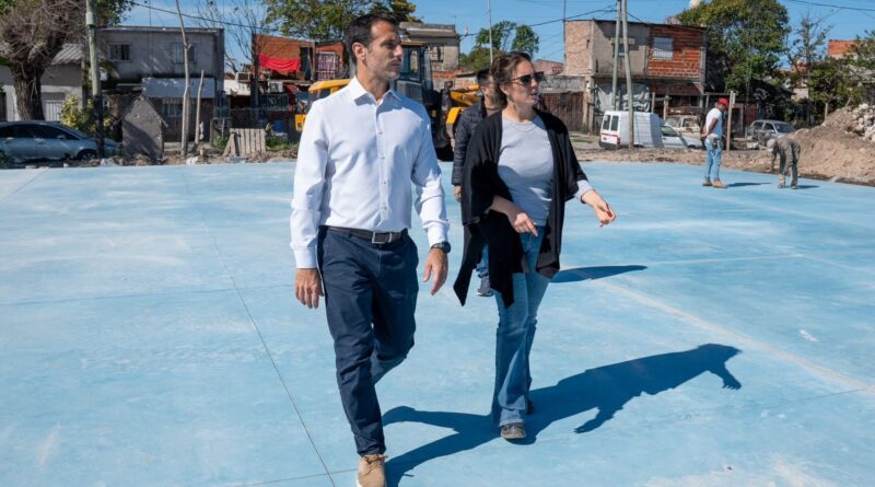 Julián Álvarez supervisó las obras del nuevo polideportivo en el barrio La Maquinita de Gerli